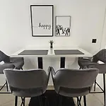 Krista 特罗吉尔
